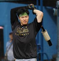 　ストレッチをする佐藤輝（撮影・田中太一）