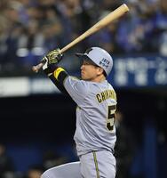 　５回、適時打を放つ近本（撮影・田中太一）