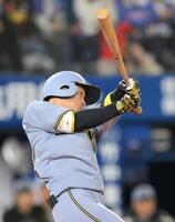 　５回、左前へ適時打を放つ近本（撮影・伊藤笙子）
