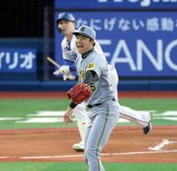　１回、佐野を三飛にしとめる才木（撮影・金田祐二）