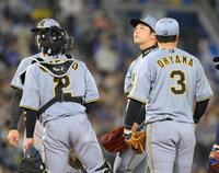 　７回、佐野に適時二塁打を浴び、降板する才木（中央）＝撮影・伊藤笙子