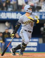 　２回、右越え三塁打を放つ佐藤輝（撮影・伊藤笙子）