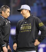 　７回、白井球審に投手交代を告げる藤川監督（撮影・田中太一）