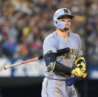 　６回、四球を選び出塁する佐藤輝（撮影・伊藤笙子）