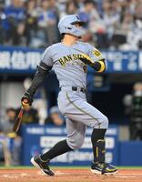 　２回、右越え三塁打を放つ佐藤輝（撮影・伊藤笙子）