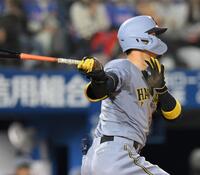 　４回、右中間へ適時二塁打を放つ佐藤輝（撮影・伊藤笙子）