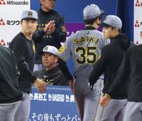 　７回、才木を降板させた藤川監督（撮影・金田祐二）