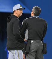 　２回を終え、グラウンドで白井球審（右）と話す藤川監督（撮影・伊藤笙子）