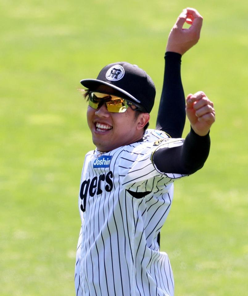 　ウオーミングアップをする才木（撮影・立川洋一郎）