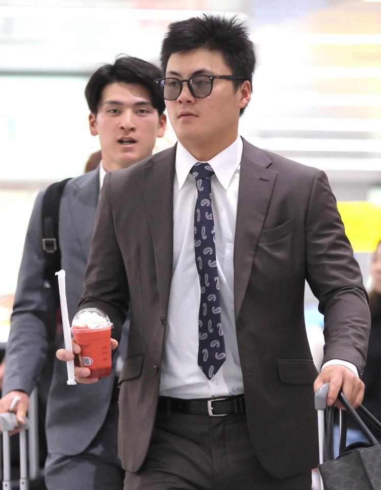 　横浜方面に向けて出発する前川。奥は高寺（撮影・北村雅宏）