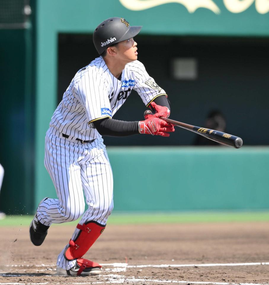 　４日のウエスタン・中日戦、本塁打を放つ中川