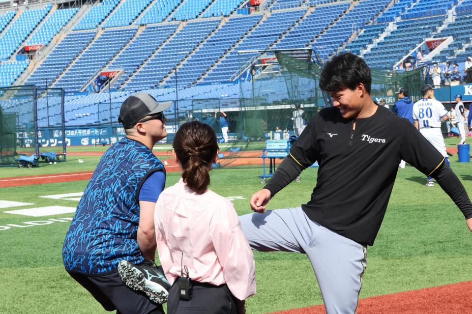 　取材を受ける森下は牧からちょっかいをかけられ応戦！？する（撮影・田中太一）