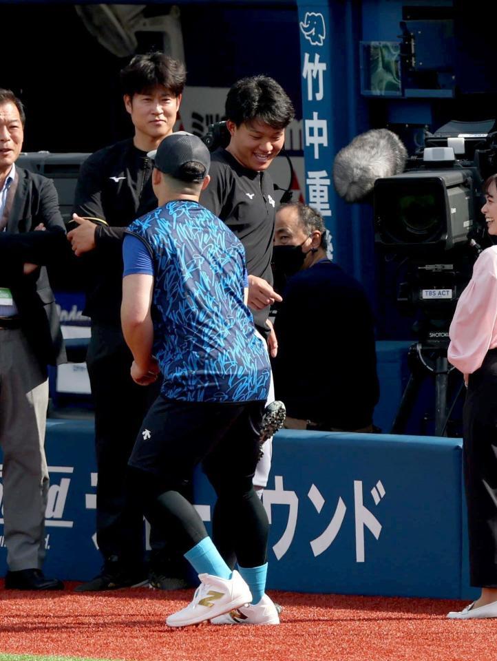 　牧に取材の邪魔をされ、キックで反撃する森下（撮影・金田祐二）