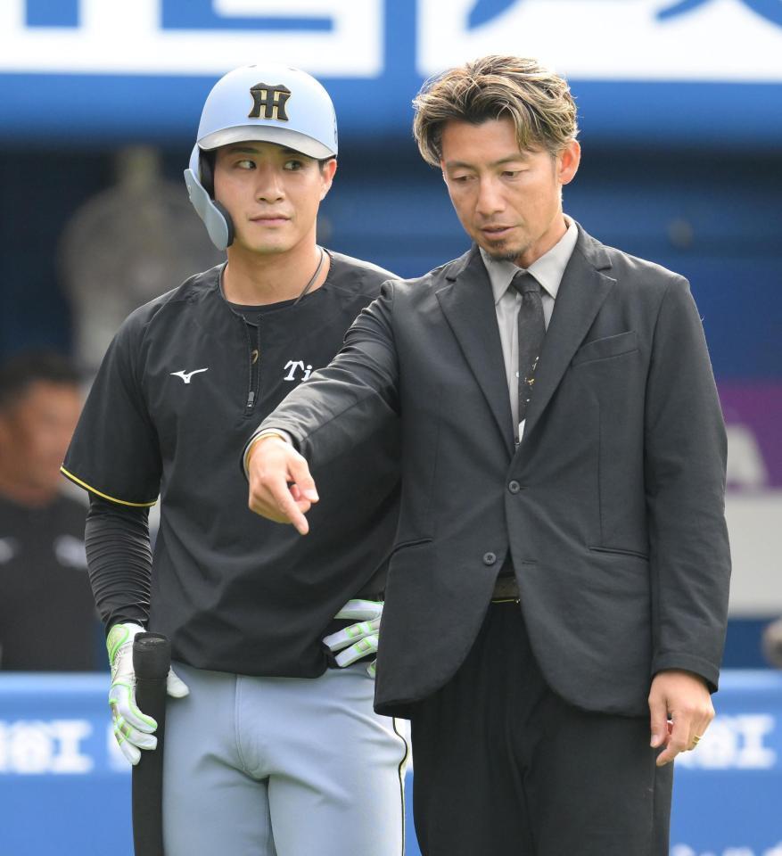 　試合前、鳥谷敬氏（右）からアドバイスを受ける木浪（撮影・伊藤笙子）