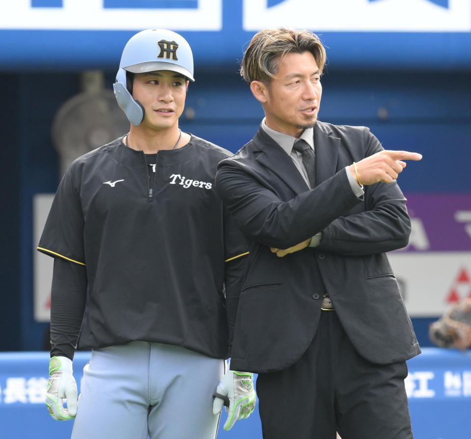 　試合前、鳥谷敬氏（右）からアドバイスを受ける木浪（撮影・伊藤笙子）