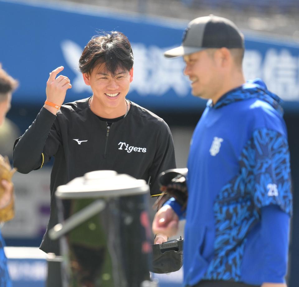 　試合前、筒香（右）にあいさつする及川（撮影・伊藤笙子）