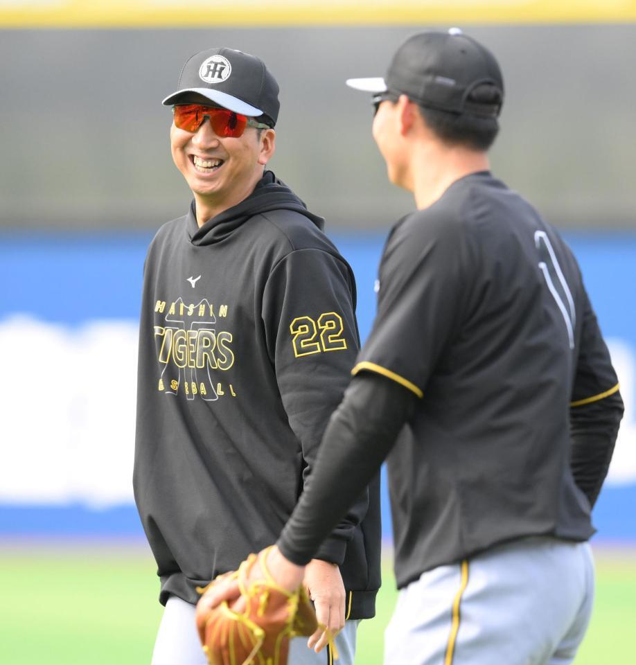 　試合前、森下（右）に声をかける藤川監督（撮影・伊藤笙子）