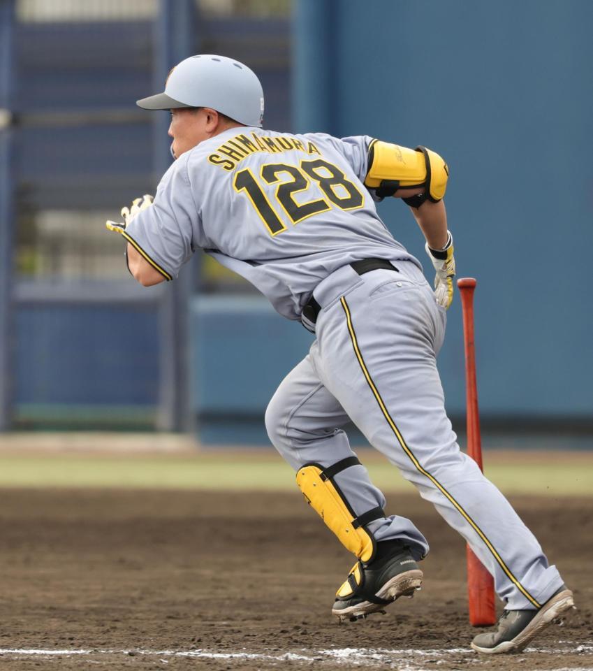 　９回、嶋村は右前打を放つ（撮影・坂部計介）