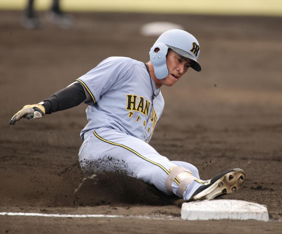 　７回、福島は右翼線に安打を放ち、一気に三塁へ（撮影・坂部計介）