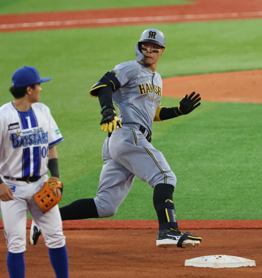 　２回、三塁打を放つ佐藤輝（撮影・金田祐二）