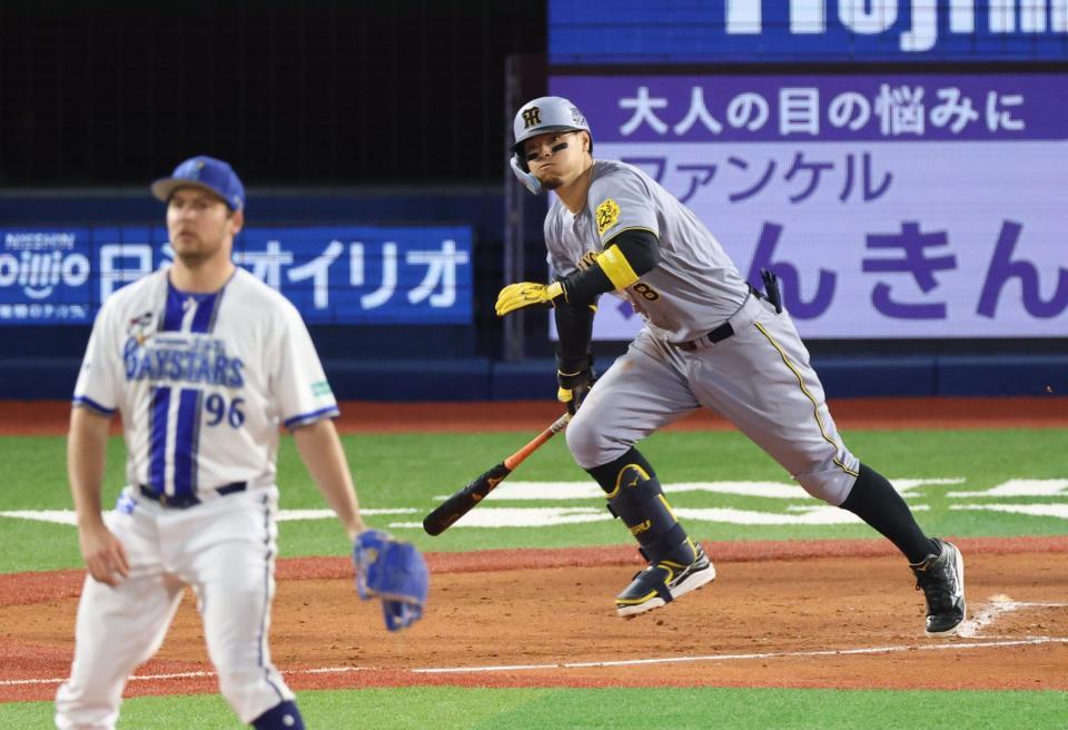 　４回、適時二塁打を放つ佐藤輝（撮影・金田祐二）