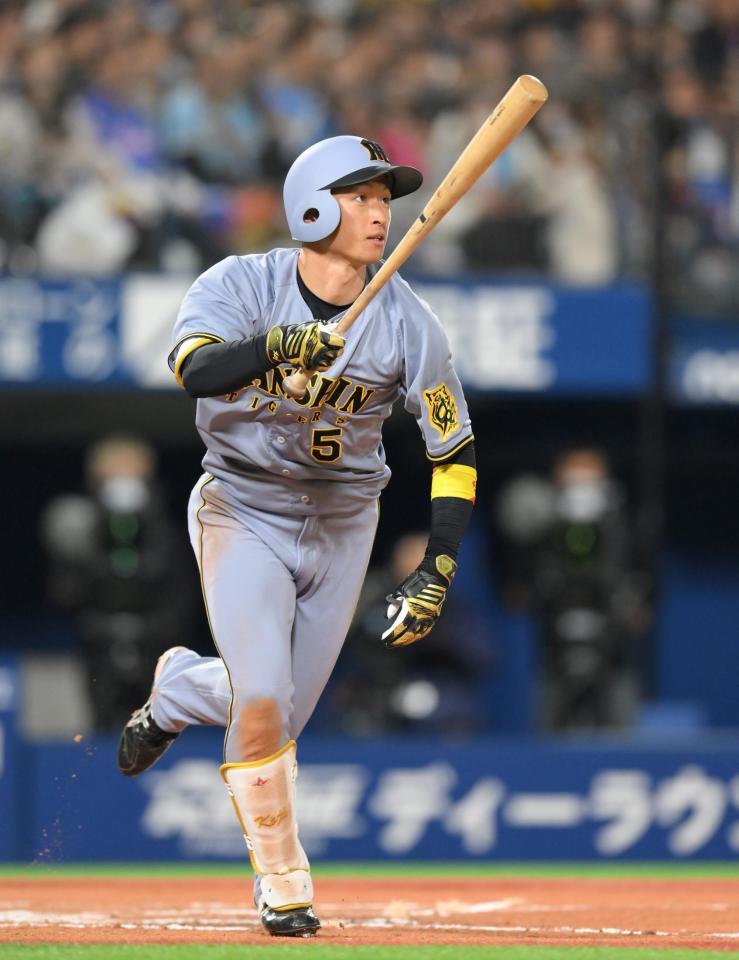 　７回、右越えソロを放つ近本（撮影・伊藤笙子）