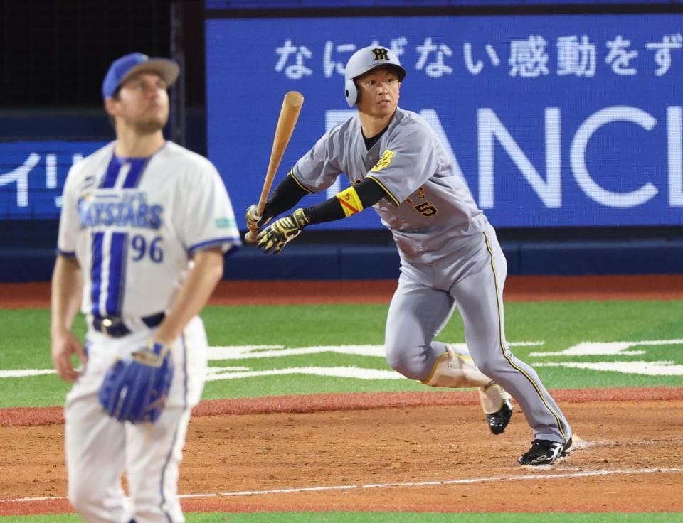 　５回、左前適時打を放つ近本（撮影・金田祐二）