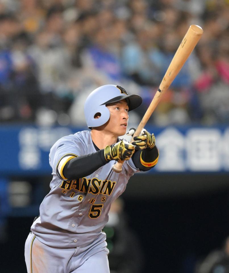 　７回、右越えソロを放つ近本（撮影・伊藤笙子）