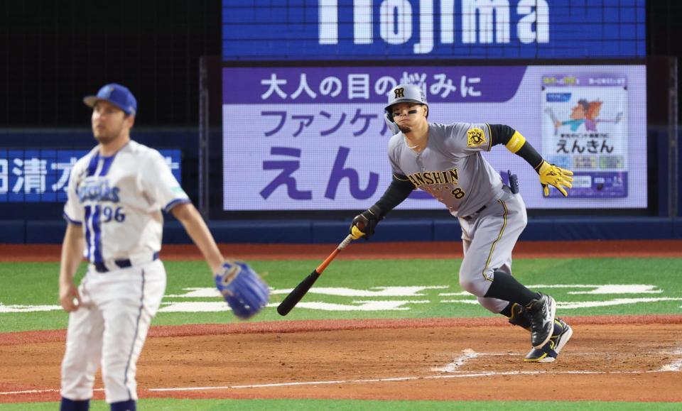 　４回、適時二塁打を放つ佐藤輝（撮影・金田祐二）