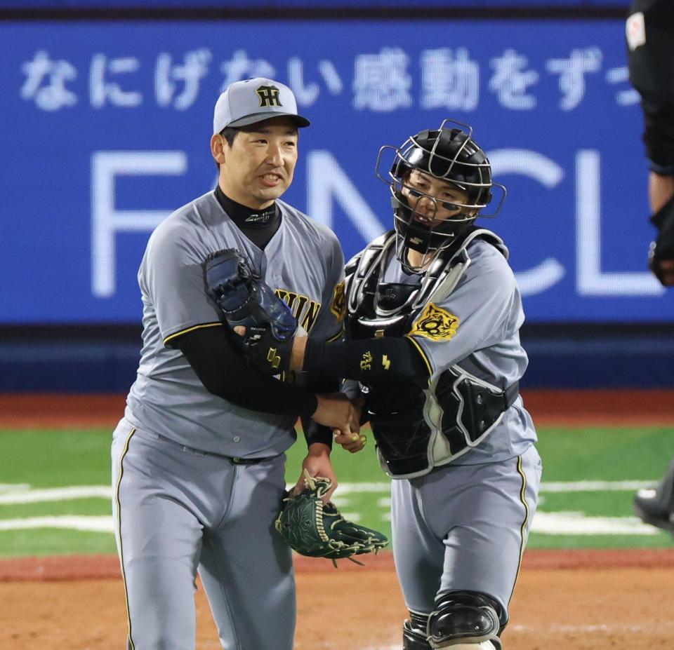 　最後を締め梅野と笑顔の岩崎（撮影・金田祐二）