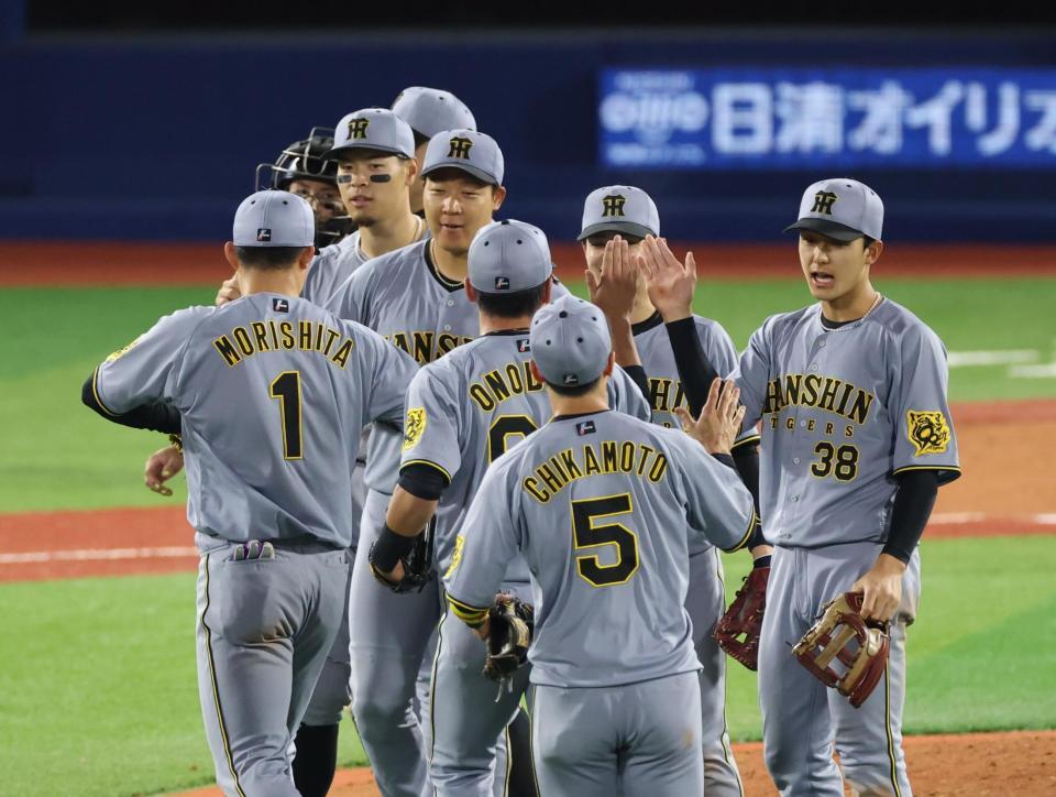 　勝利を喜ぶ阪神ナイン（撮影・金田祐二）