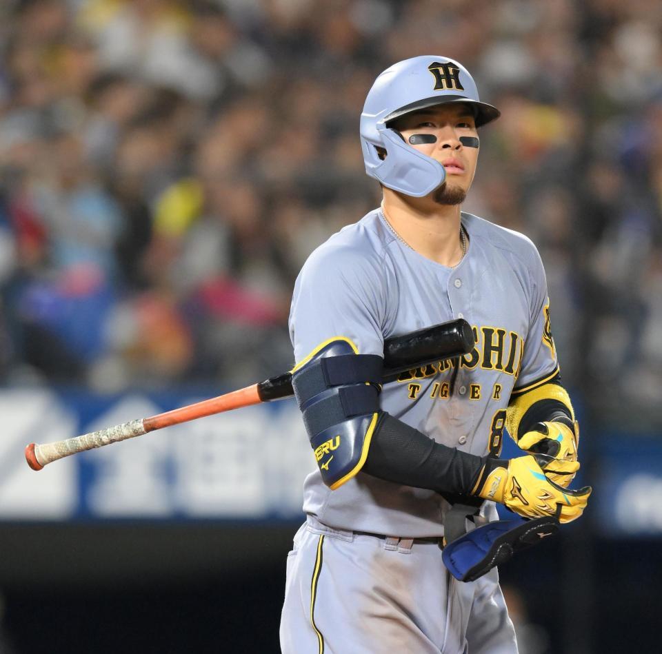 　６回、四球を選び出塁する佐藤輝（撮影・伊藤笙子）