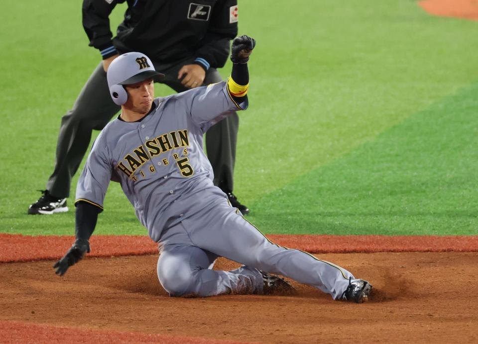 　５回、二盗を決める近本（撮影・金田祐二）