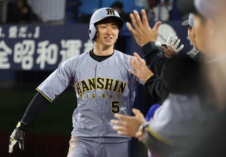 　７回、ソロを放った近本はナインに迎えられる（撮影・田中太一）