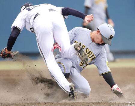 　５回、本田圭（左）の暴投で生還する野口（撮影・坂部計介）