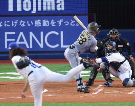 　１回、死球を受ける前川（撮影・金田祐二）