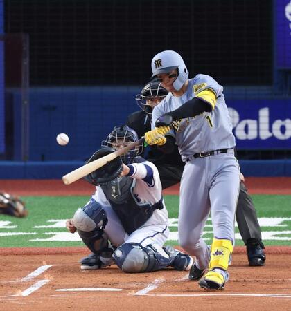 　１回、右前に先制適時打を放つ森下（撮影・金田祐二）