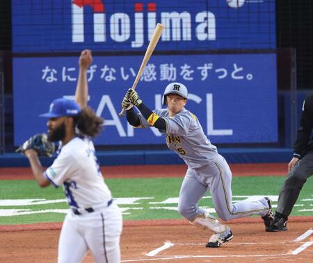 　１回、中前打を放つ近本（撮影・金田祐二）