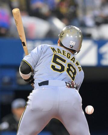 　１回阪、死球を受ける前川（撮影・伊藤笙子）