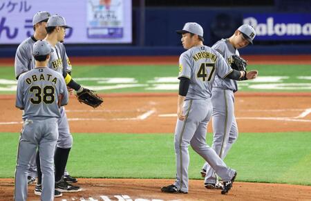 　６回、降板し桐敷に後を託す門別（右端）＝撮影・金田祐二