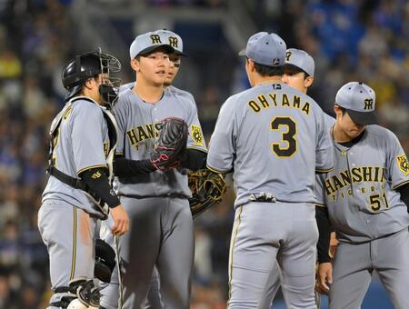 　６回、門別（中央）が先頭の三森に四球を与え、マウンドに集まる阪神ナイン（撮影・伊藤笙子）