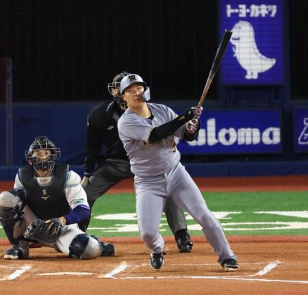 　１０回、勝ち越しソロを放つ大山（撮影・金田祐二）