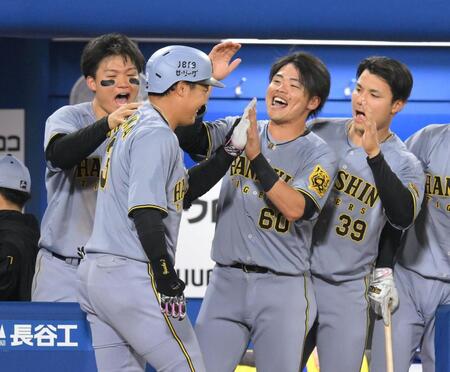 　１０回、勝ち越しの左越えソロを放ち、森下（左）らに迎えられる大山（撮影・伊藤笙子）