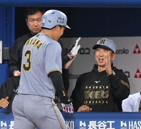 　１０回、勝ち越しの左越えソロを放った大山（左）を迎える藤川監督（撮影・伊藤笙子）