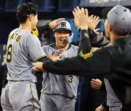 　１０回、勝ち越しソロを放った大山はナインと喜び合う（撮影・田中太一）