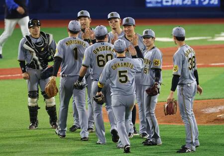 　延長戦を制し笑顔の阪神ナイン（撮影・金田祐二）