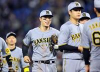 　勝利に貢献し、ナインと喜び合う佐藤輝（撮影・田中太一）