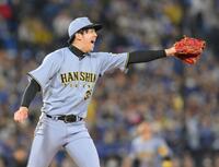 　４回、宮崎を二飛に打ち取り、打球方向を指さす才木（撮影・伊藤笙子）