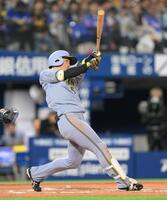 　７回、右越えソロを放つ近本（撮影・伊藤笙子）