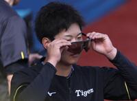 　調整する門別（撮影・金田祐二）